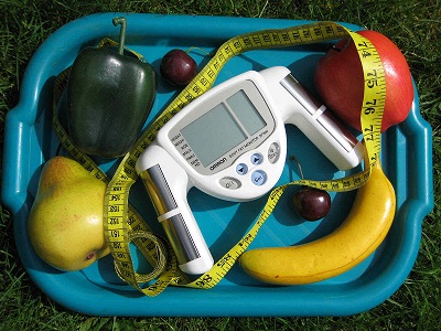 Tablett mit biometrischer Körpermessung und Obst und Gemüse
